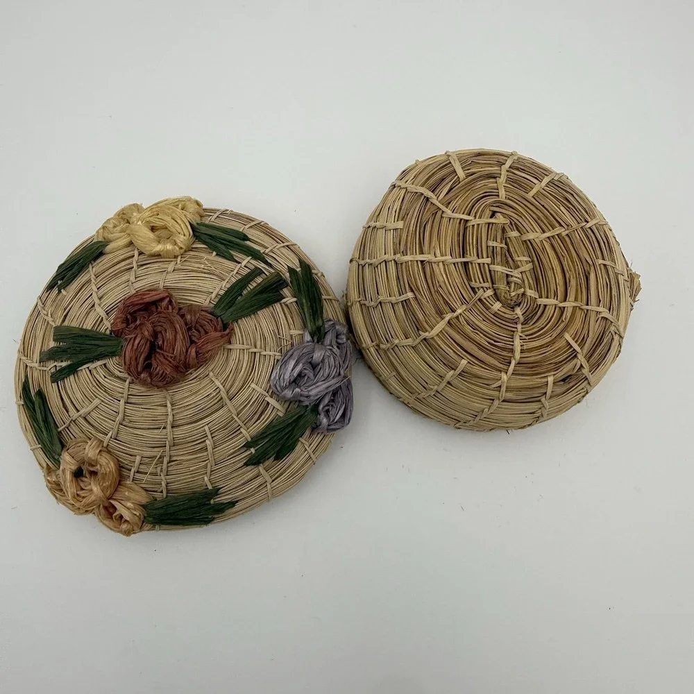 Vtg Woven Straw Basket Lidded Raffia‎ Trinket Box Cream Floral Design Boho MCM